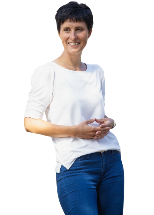 uniquewebdesigns - Webdesignerin Kerstin Butz – freundlich lächelnd, in weißem Oberteil und Jeans