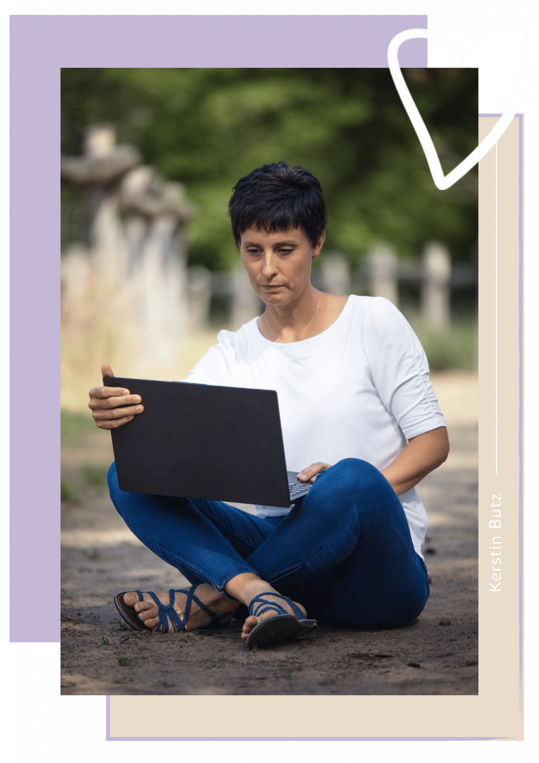 uniquewebdesigns - Kerstin Butz sitzt im Schneidersitz im Freien und arbeitet konzentriert am Laptop – Symbol für fokussiertes, empathisches Arbeiten