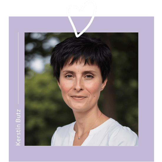uniquewebdesigns - Portraitfoto von Kerstin Butz im lila Rahmen mit gezeichnetem Herz, vor grünem Naturhintergrund.